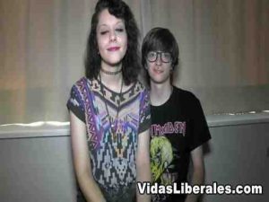 Casal amador de roqueiros fudendo