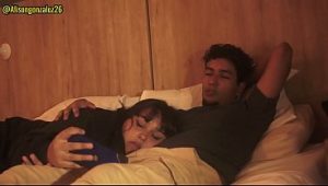 Garota fofinha chupando pica do primo deitada na cama